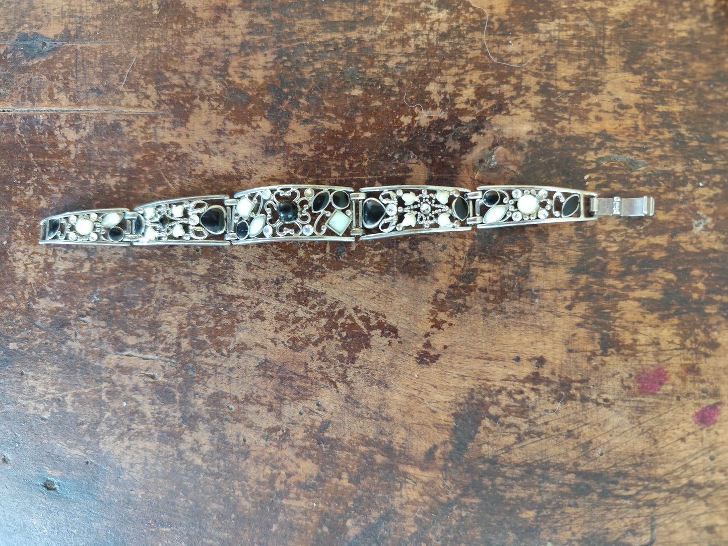 Bracelet rigide argenté articulé cœurs noir et blanc