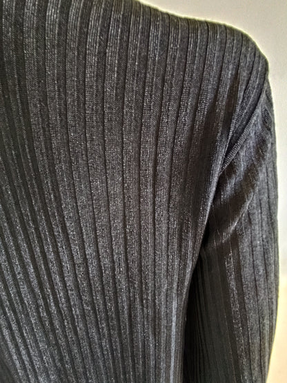 Blouse noire côtelée à col ajouré – effet bijou    - Taille 38/40 estimée