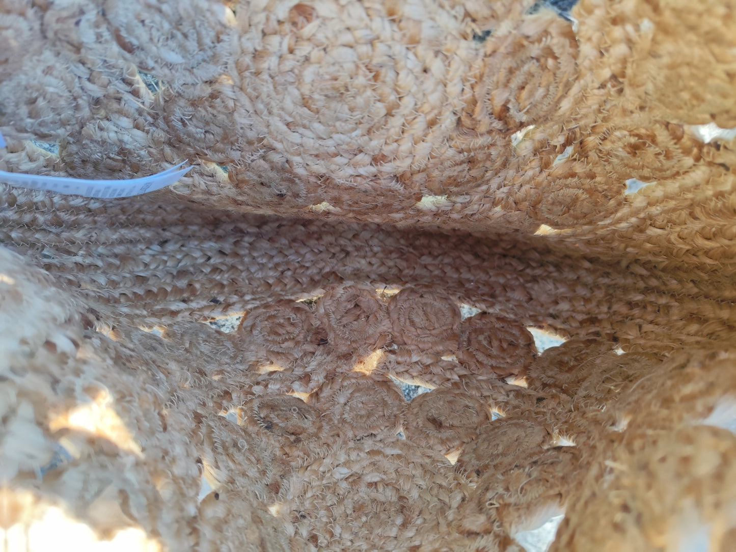 Panier rond en jute naturelle au joli motif ajouré