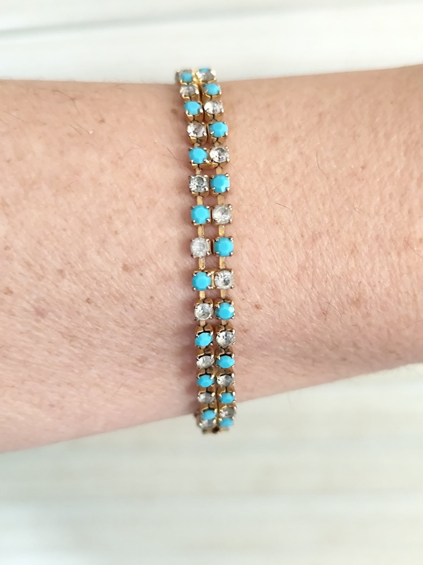 Bracelet doré vintage double rang perles turquoise et cristaux