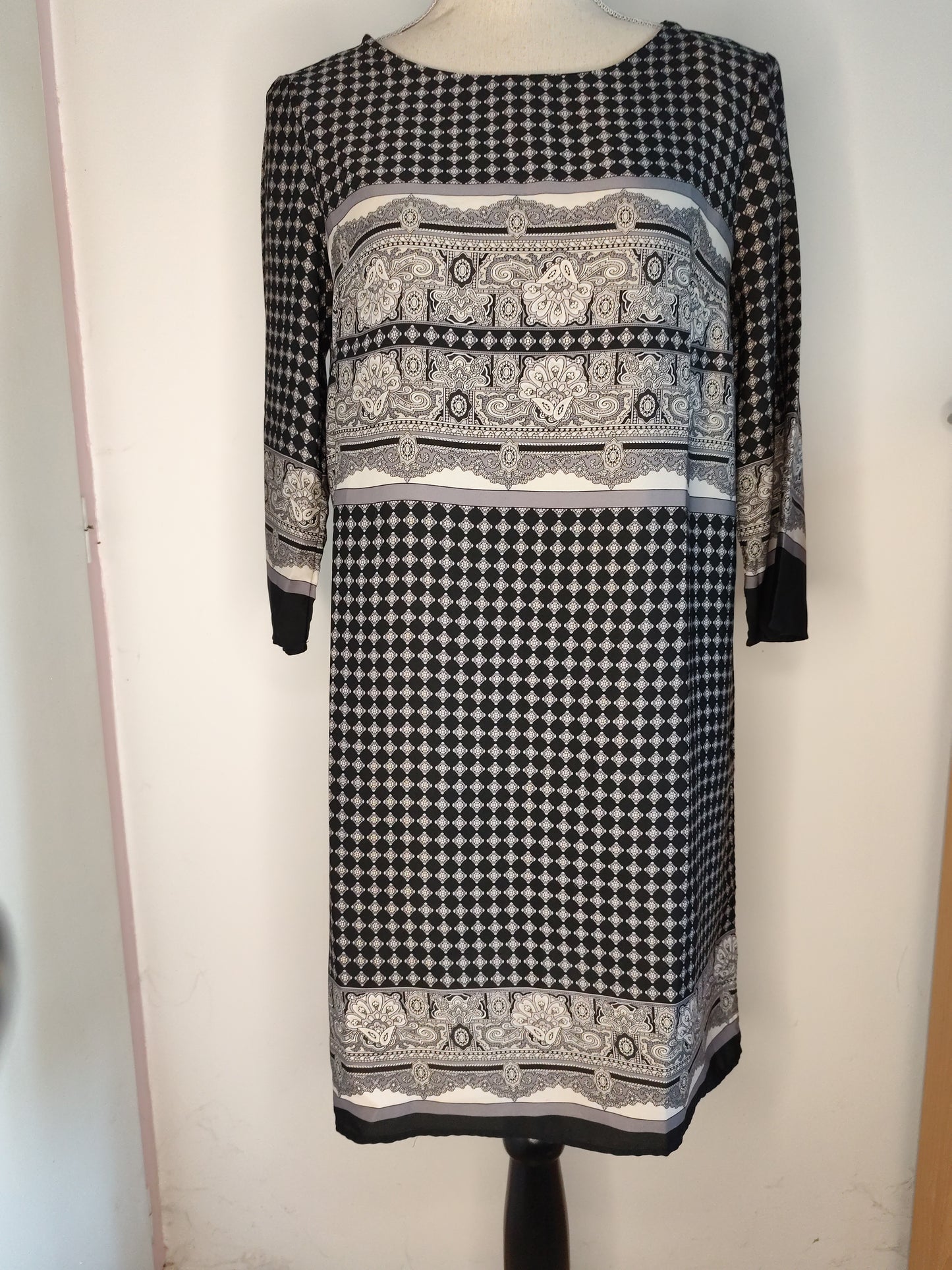 Robe Noire & Blanche Motifs Graphiques – Mango  - Taille 38/40