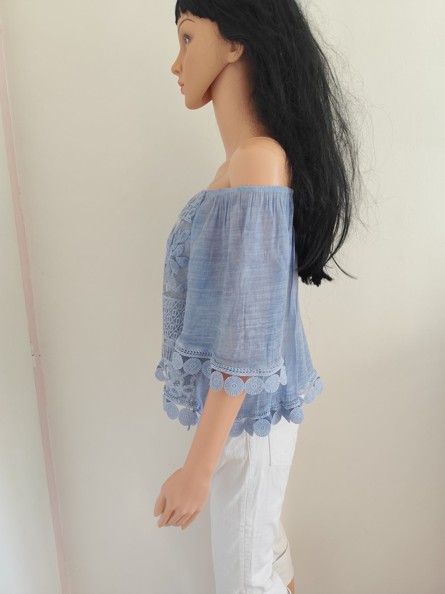 Haut bleu  – broderies ajourées – Taille 36 à 40