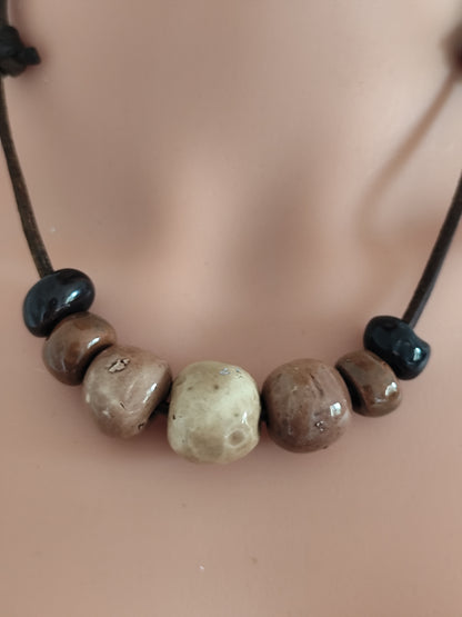 Collier perles roulées main – beige marron– cordon cuir véritable – vintage années 80