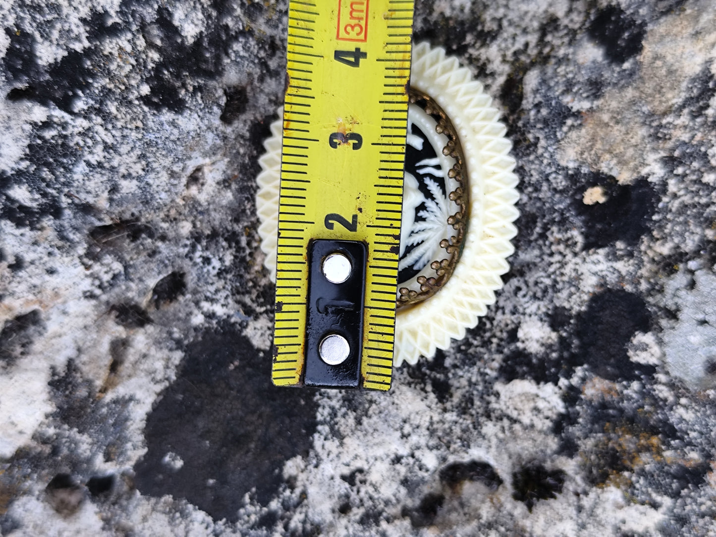 Broche vintage en bakélite rigide motif éléphant