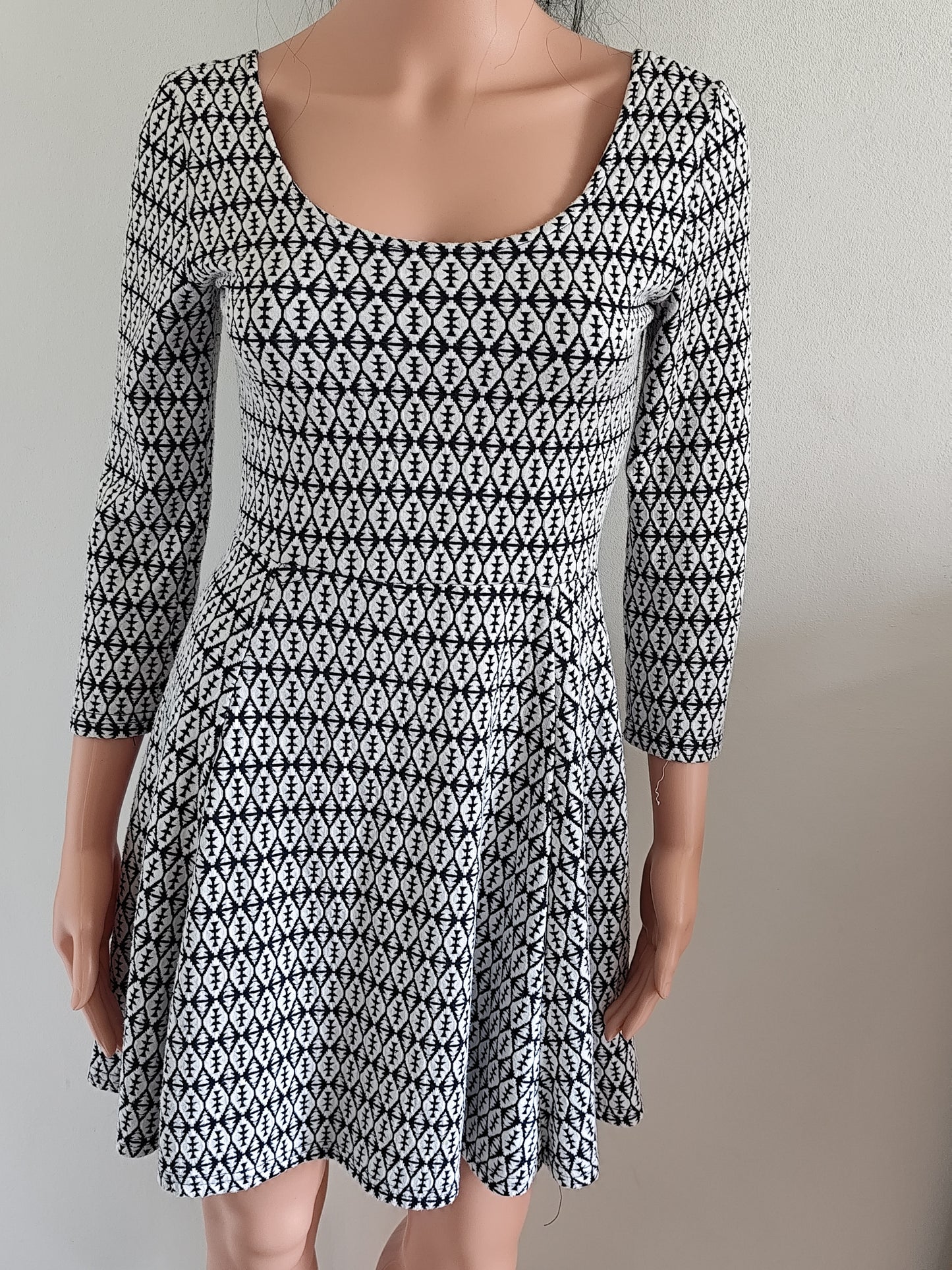 Robe courte Noémie & Co – graphique noir & blanc – coupe patineuse - Taille 36/38