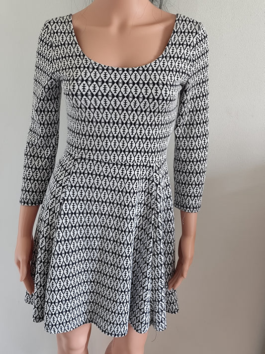 Robe courte Noémie & Co – graphique noir & blanc – coupe patineuse - Taille 36/38