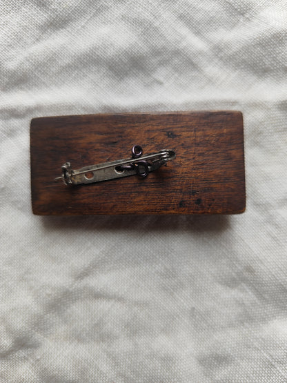 Broche vintage en bois motif personnage