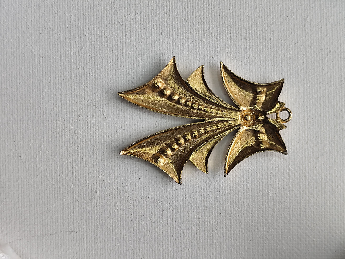 ✨ Pendentif Vintage Feuille Gothique – Métal Doré & Relief Finement Travaillé