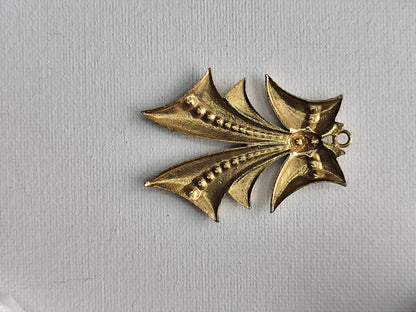 ✨ Pendentif Vintage Feuille Gothique – Métal Doré & Relief Finement Travaillé