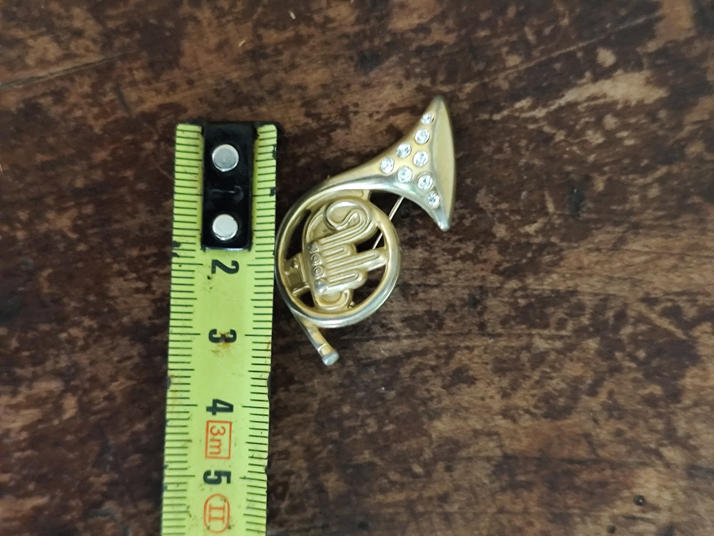 Broche vintage cor de chasse dorée avec strass