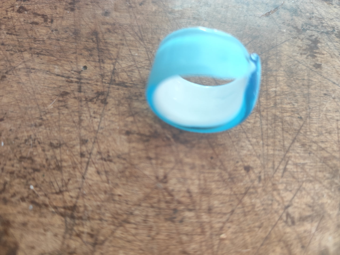 Bague ouverte en résine bleu - diamètre 2 cm