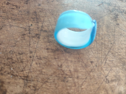Bague ouverte en résine bleu - diamètre 2 cm