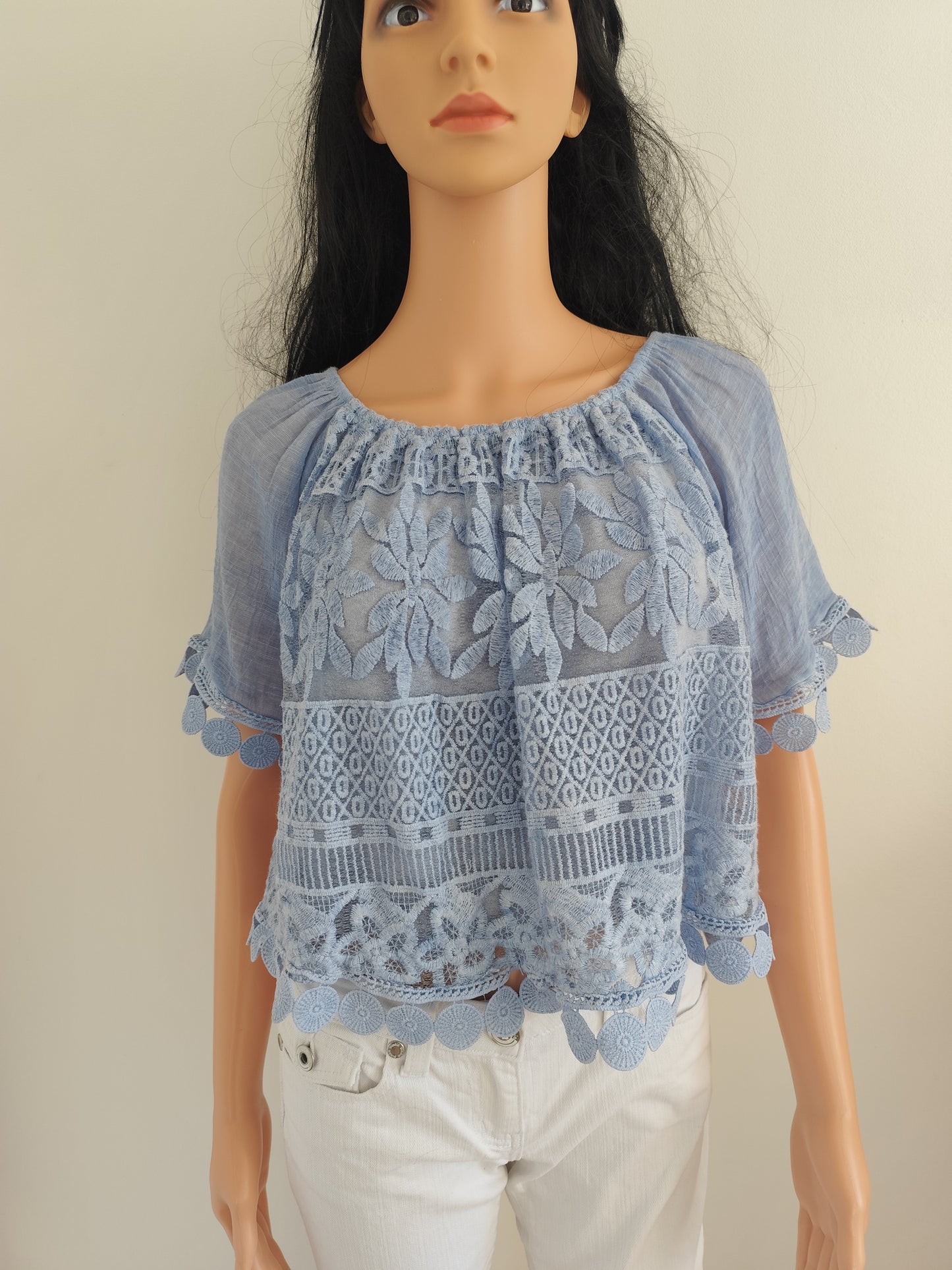 Haut bleu  – broderies ajourées – Taille 36 à 40
