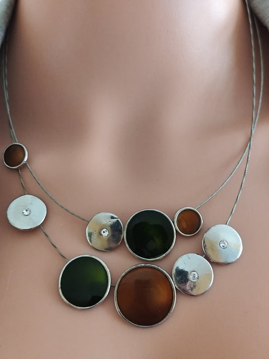 Collier multi-câbles argenté disques vert sapin et chocolat