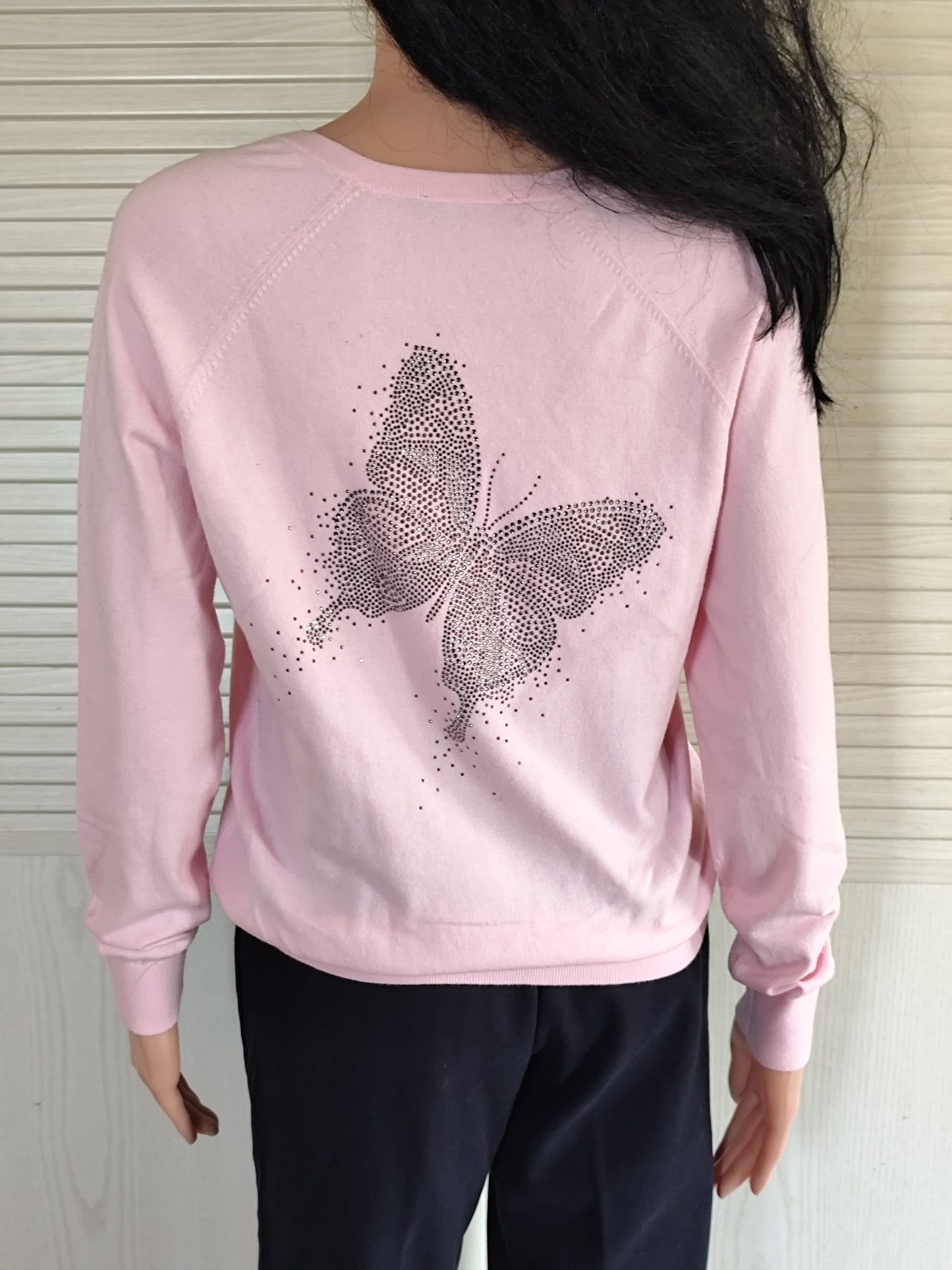 Pull River Woods rose col V avec motif papillon en strass au dos - Taille 38