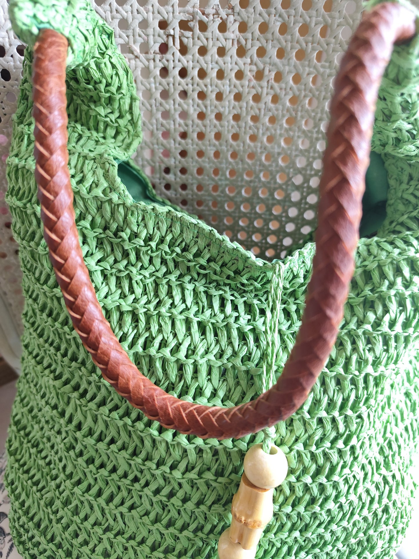 Sac cabas esprit bohème en papier tressé vert pomme