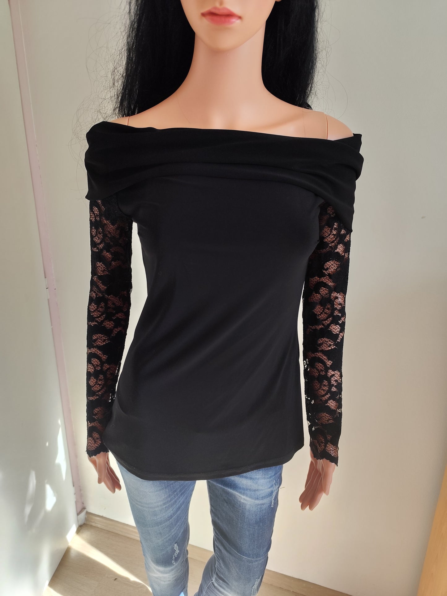 Top noir épaules dénudées manches dentelle – Joseph Ribkoff – taille 40