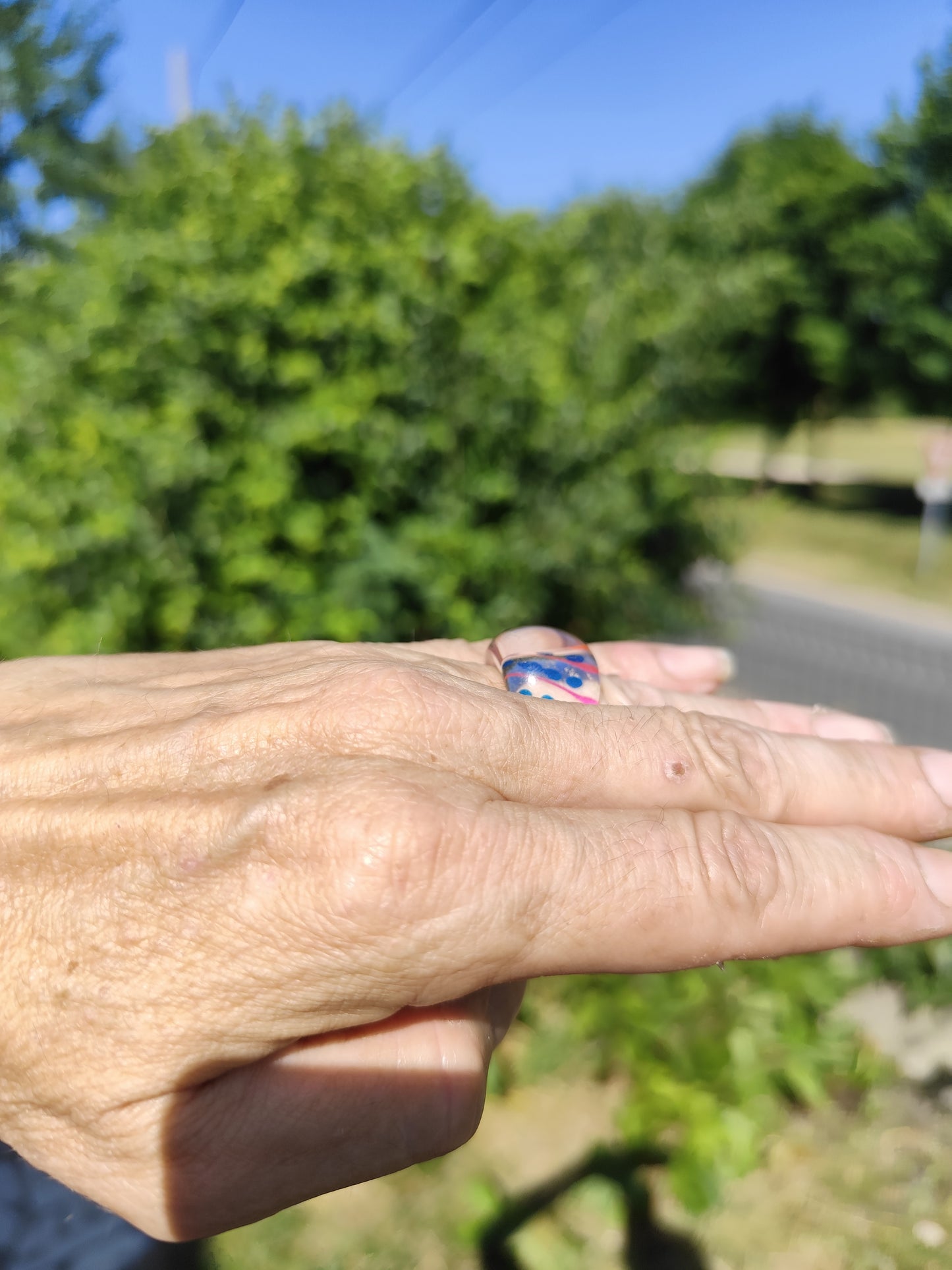 Bague dôme en résine transparente – pois multicolores – style Y2K / rétro pop