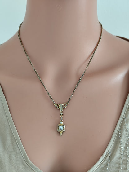 Collier doré avec pendentif intégré rétro