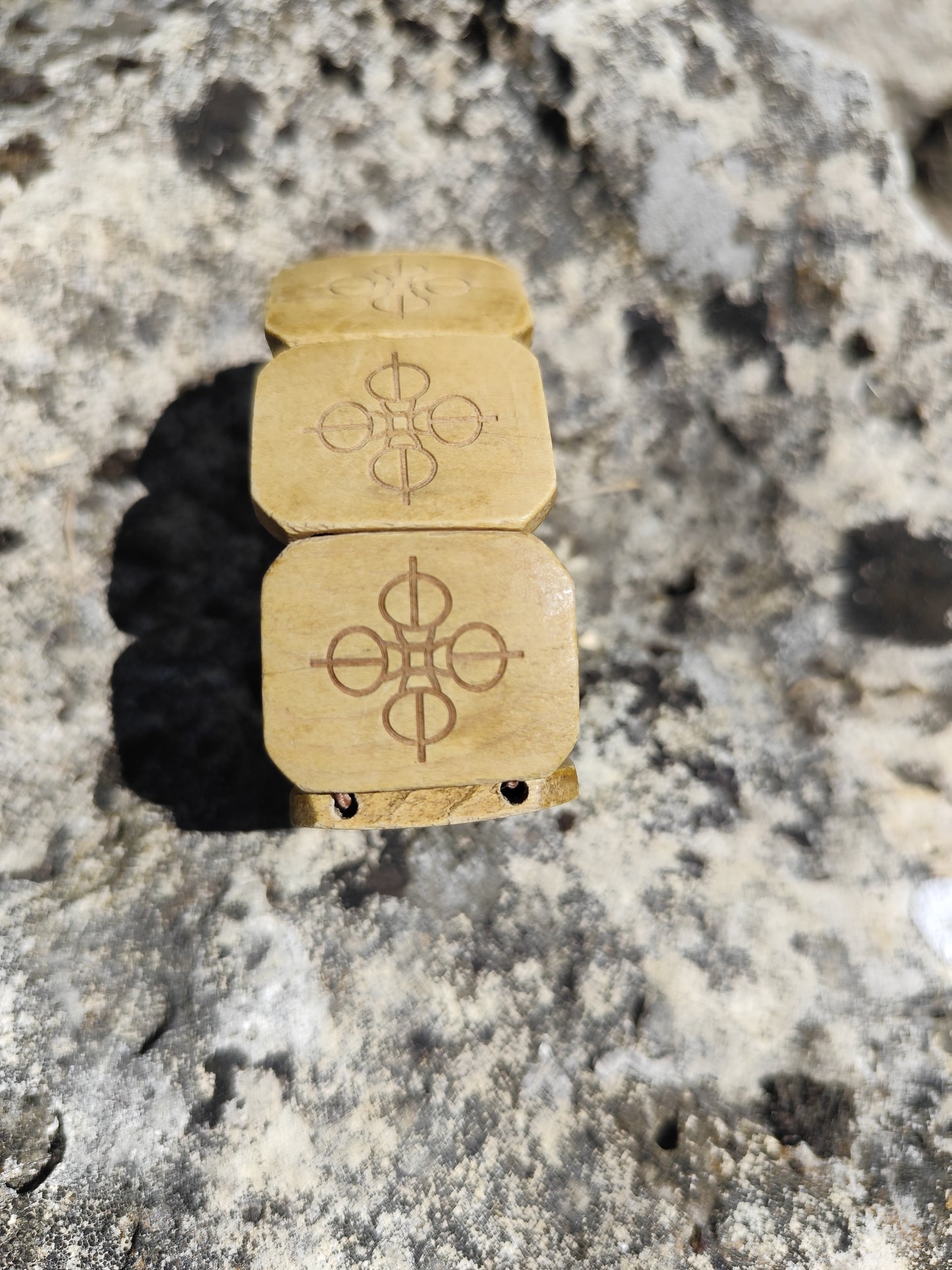 Bracelet  large en bois gravé