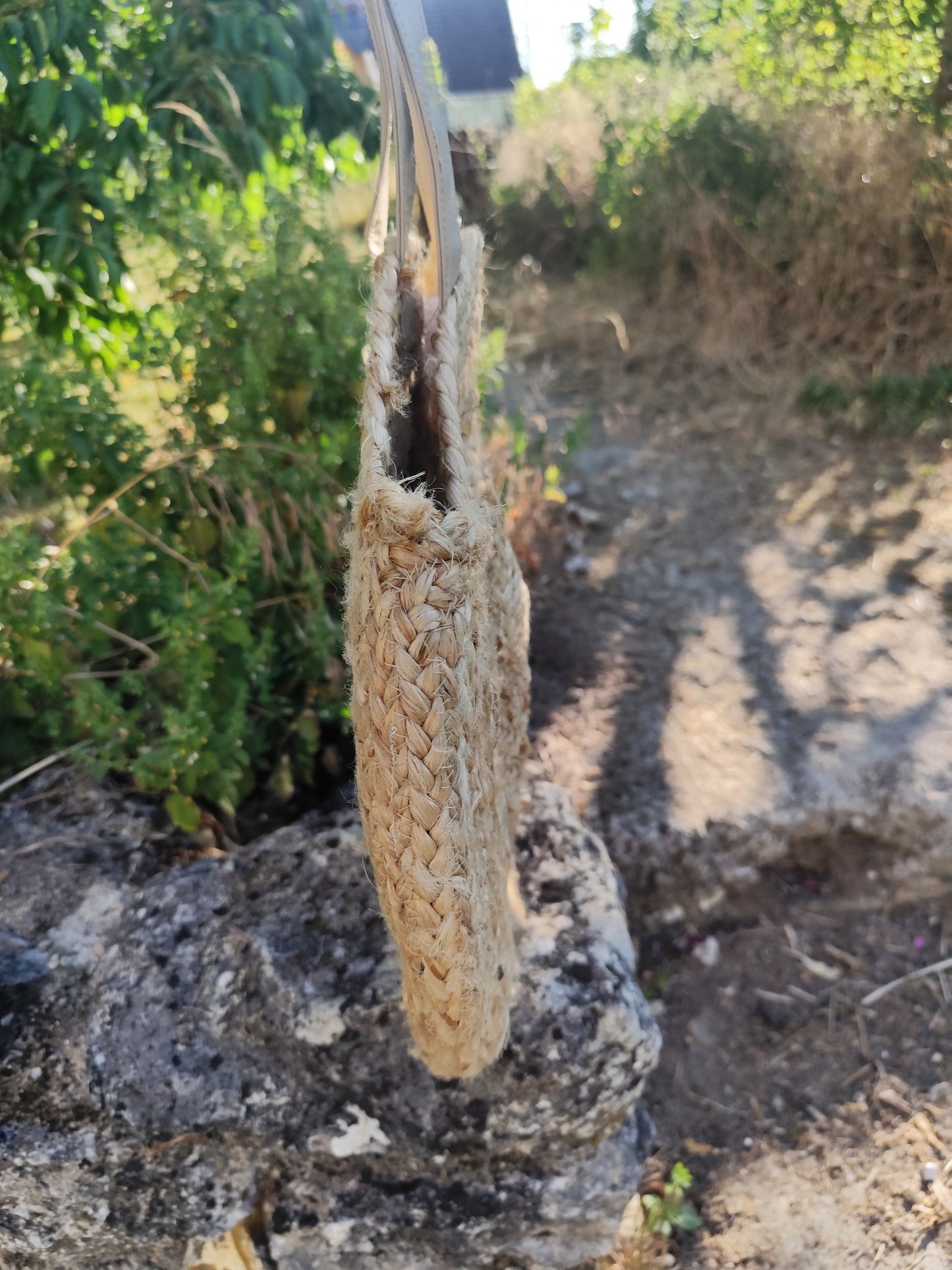 Panier rond en jute naturelle au joli motif ajouré