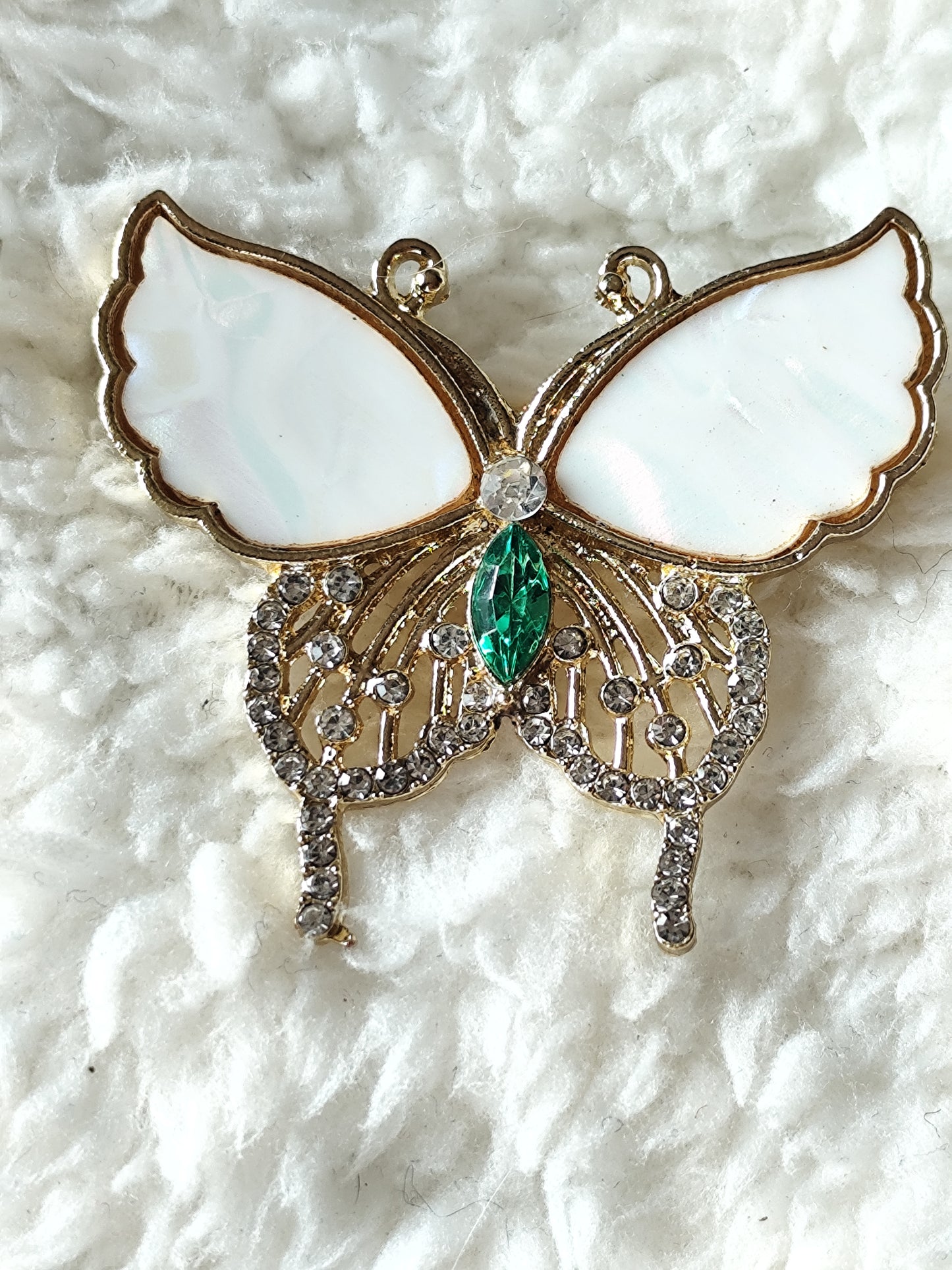Broche papillon vintage nacre blanche et cristal vert