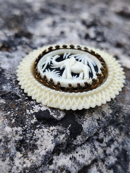 Broche vintage en bakélite rigide motif éléphant