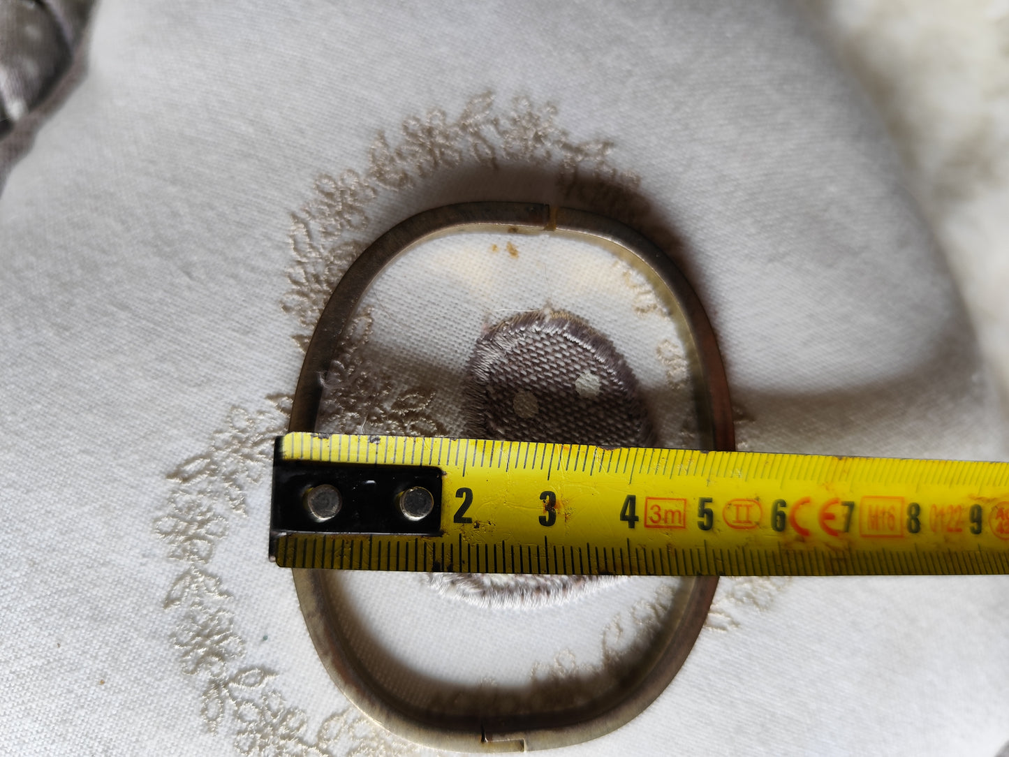 Bracelet rigide doré à strass – forme rectangulaire