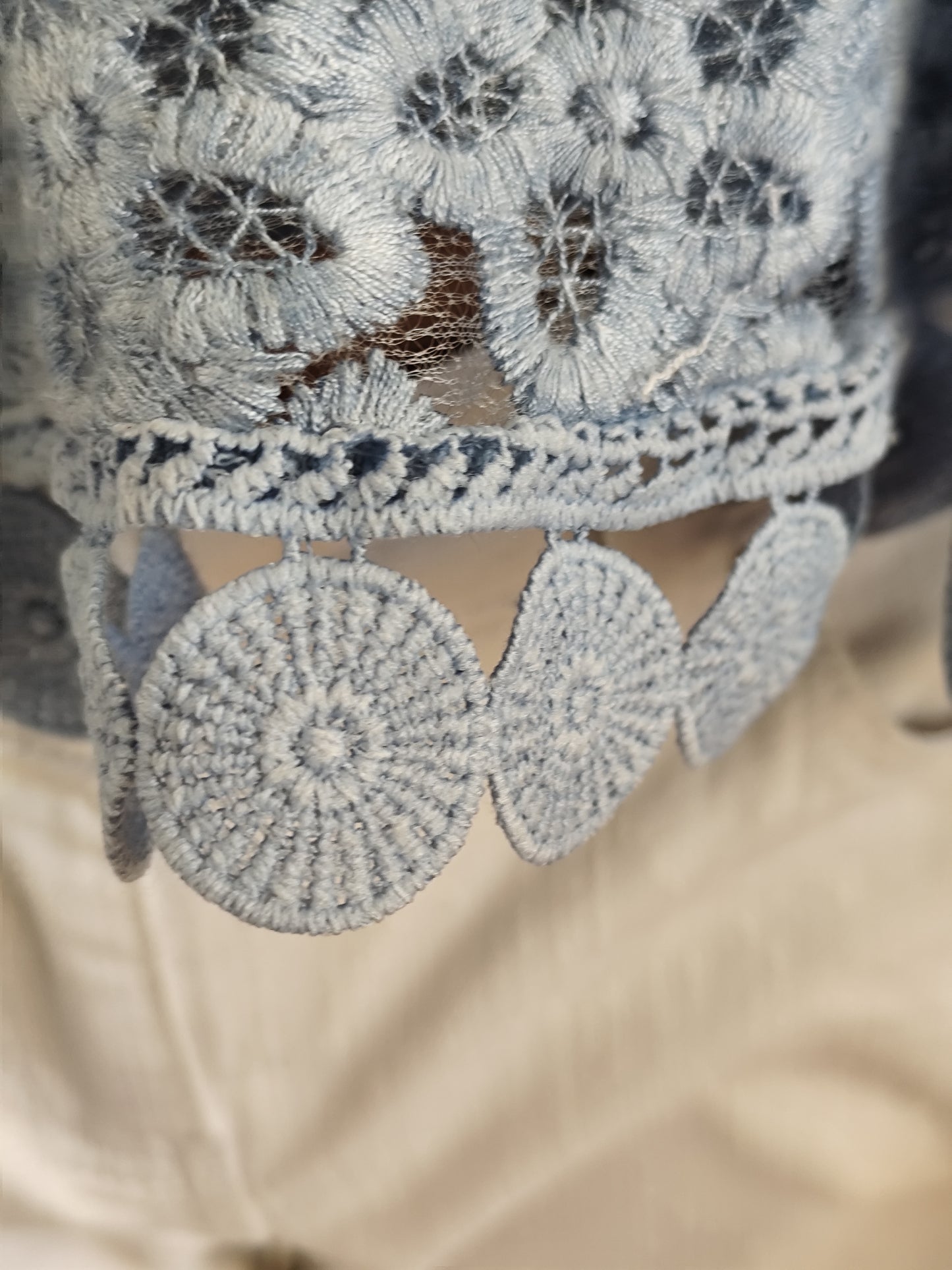 Haut bleu  – broderies ajourées – Taille 36 à 40