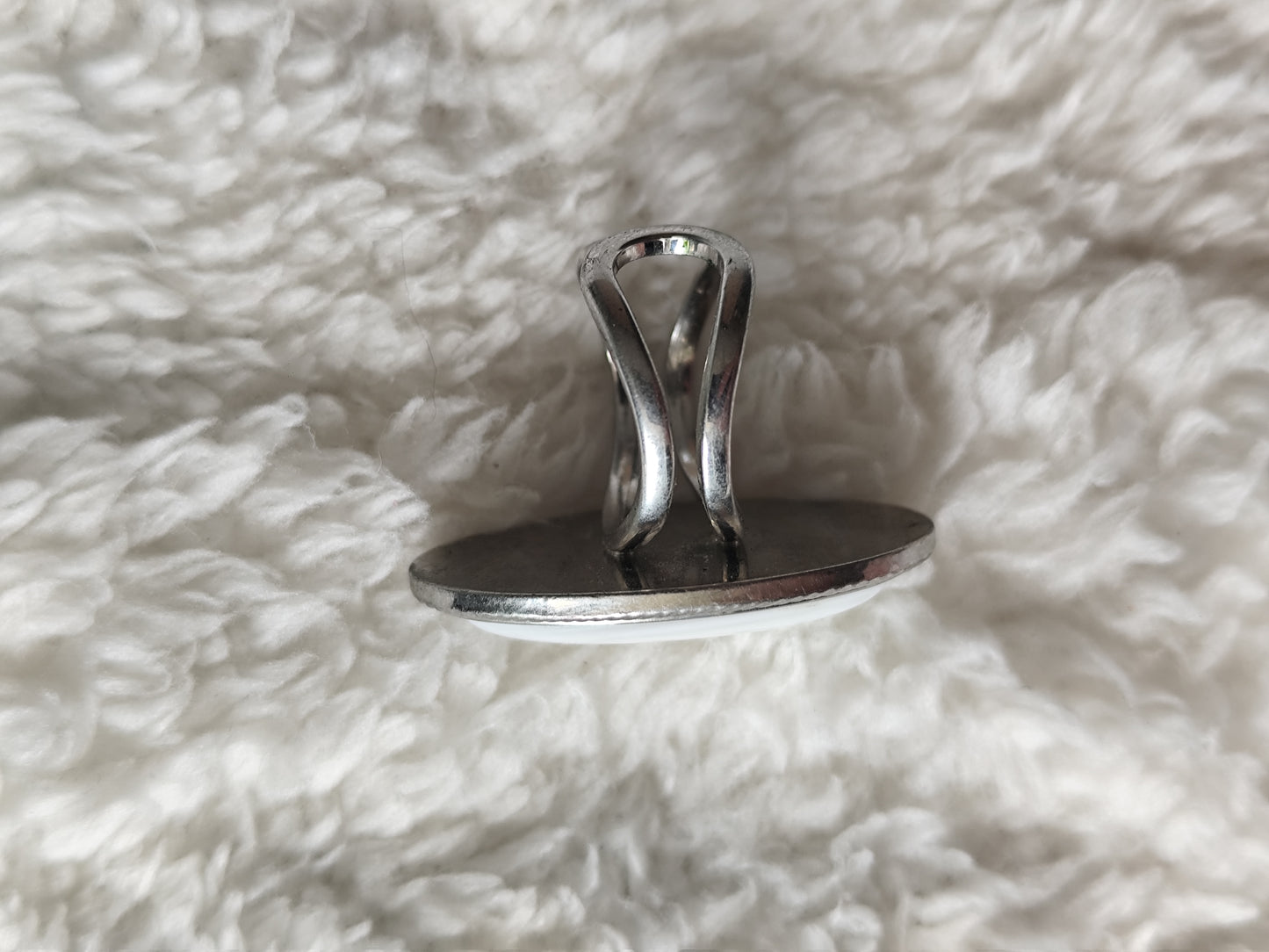 Bague ovale blanche réglable