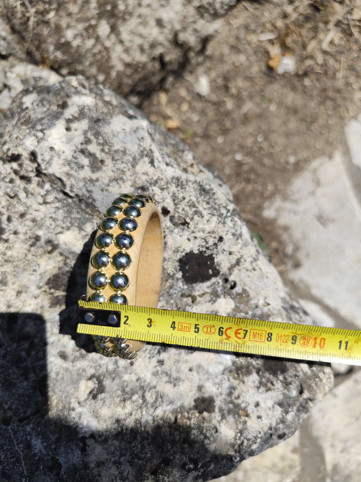 Bracelet  large en bois gravé