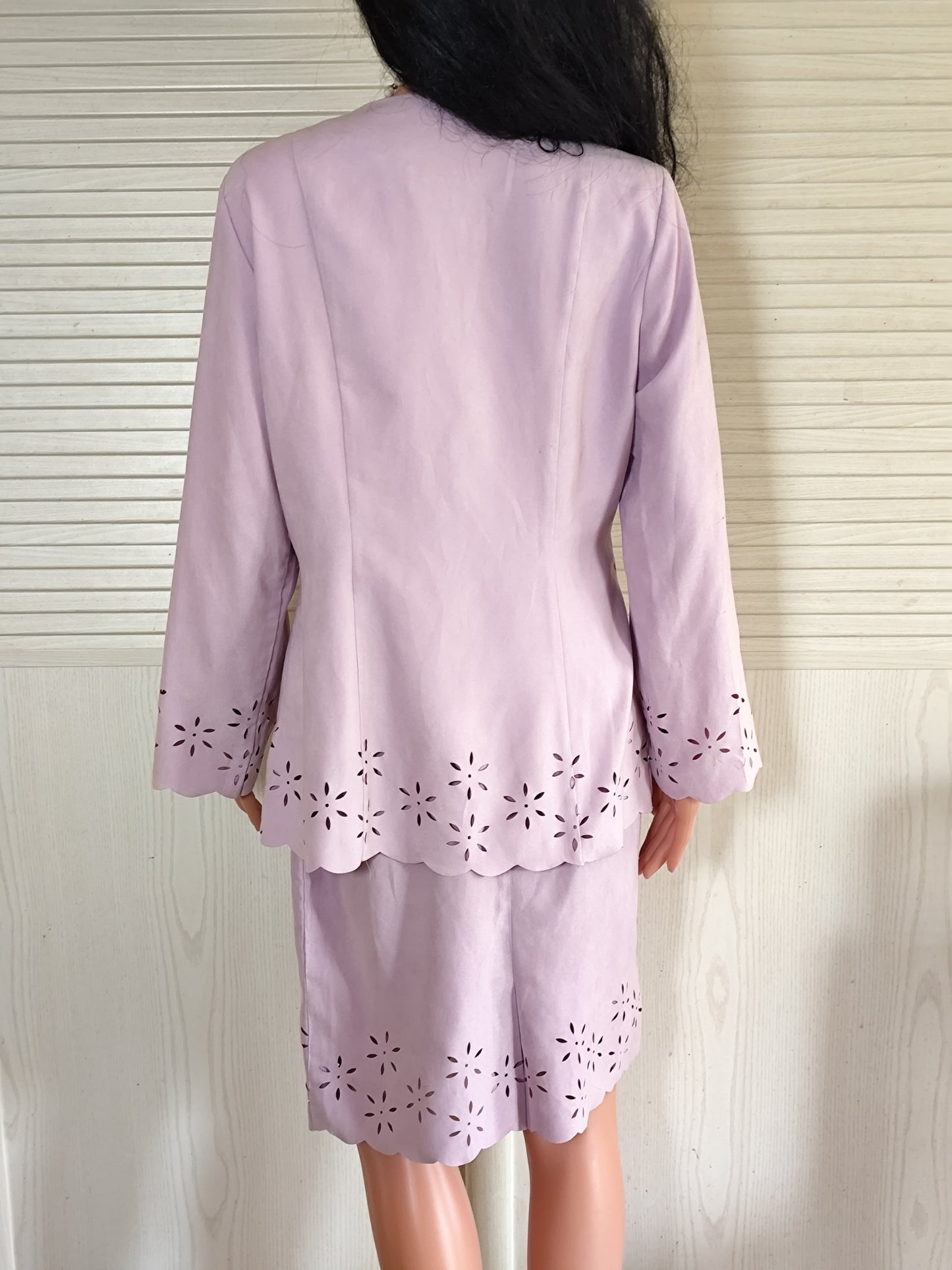 Ensemble tailleur jupe et veste parme motifs fleurs ajourées - Taille 40