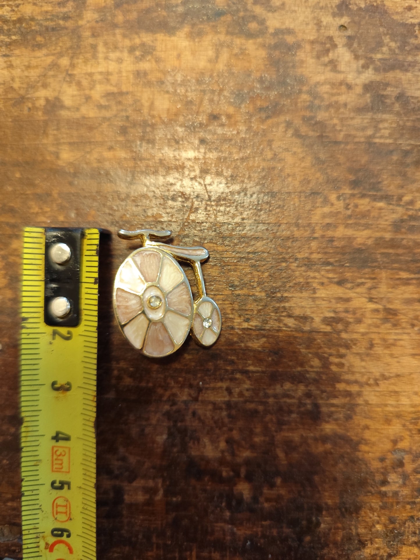 Broche vintage vélo grand-bi dorée et nacrée