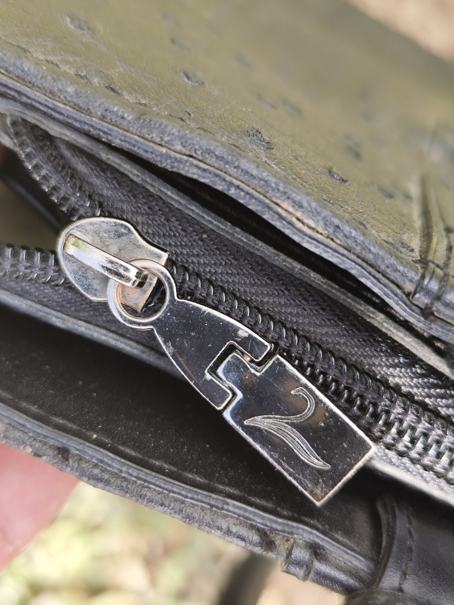 Sac porte-documents noir effet peau d’autruche – 37 x 26 x 11 cm