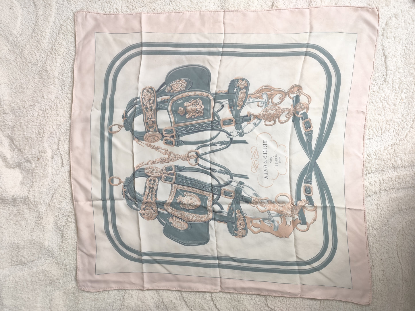Carré en soie imprimé rose poudré  vintage – Brides de Gala – Hermès Paris