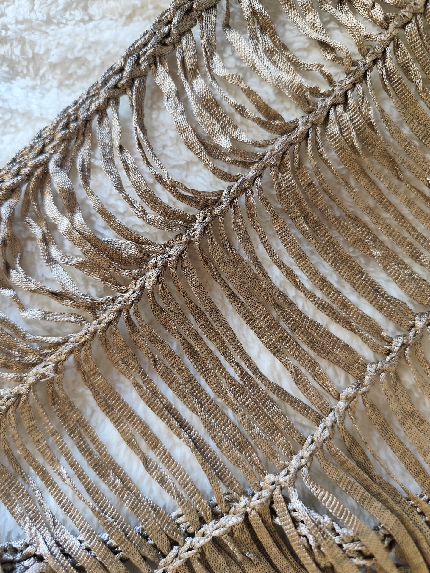 Écharpe/etole longue ajourée dorée métallisée Diktons.