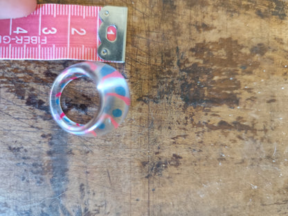 Bague dôme en résine transparente – pois multicolores – style Y2K / rétro pop