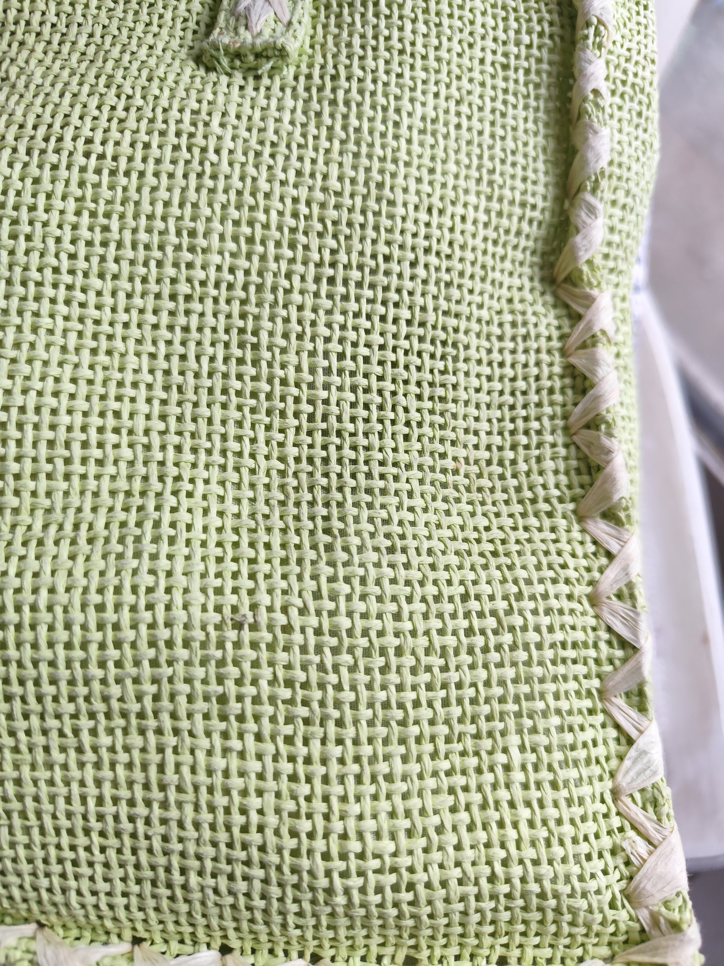 Sac cabas bohème en papier tressé vert anis - 25 x 38 cm