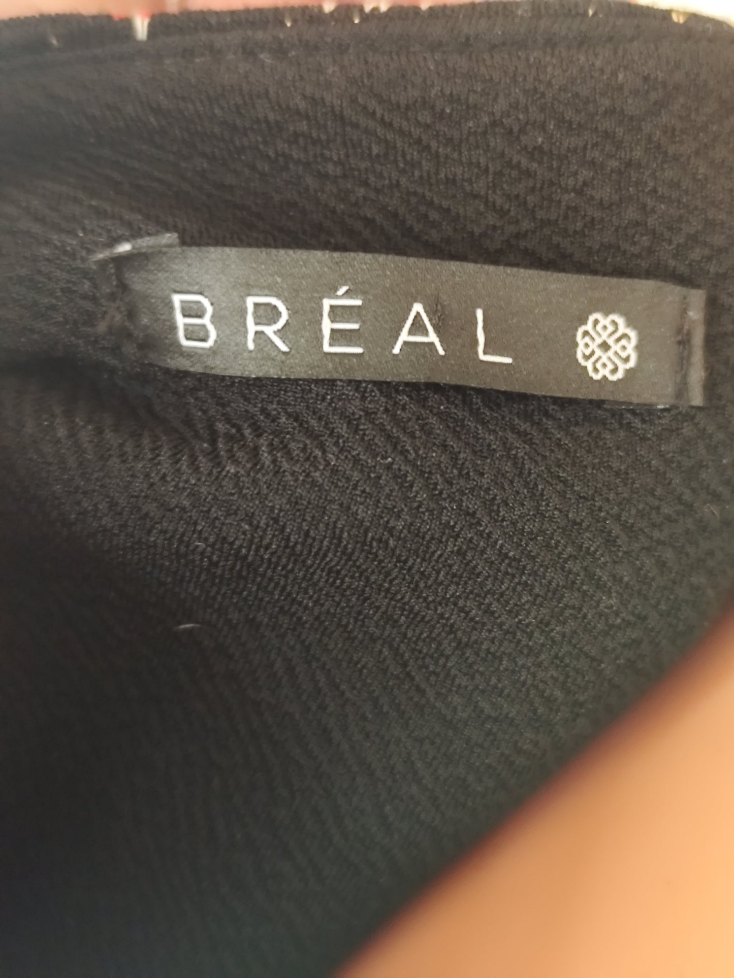 Robe Bréal noire à motifs chevrons corail et argentés - Taille 44