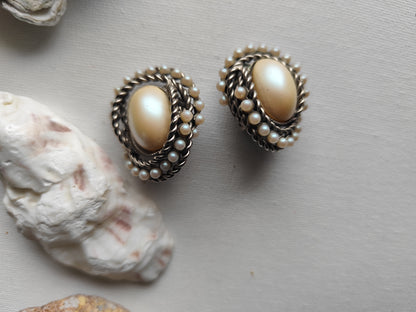 Boucles d’Oreilles Vintage Clip – Perles & Métal Doré Vieilli ✨💎