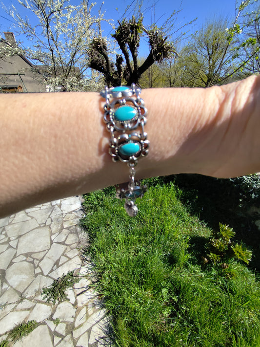 Bracelet manchette argenté et cabochons turquoise