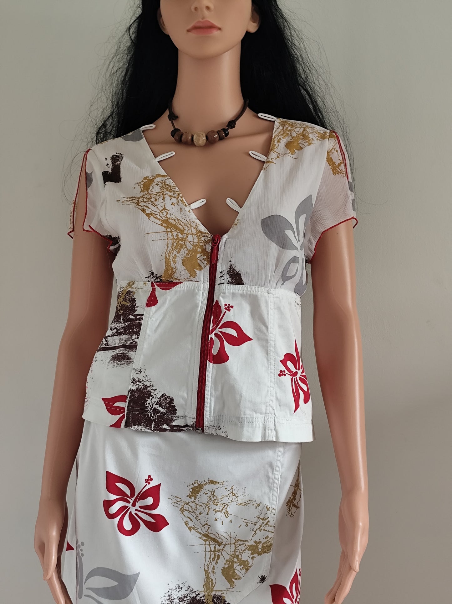 Tailleur Paul Brial – motif floral rouge & chocolat – Taille 3/40 haut et 4/42 jupe