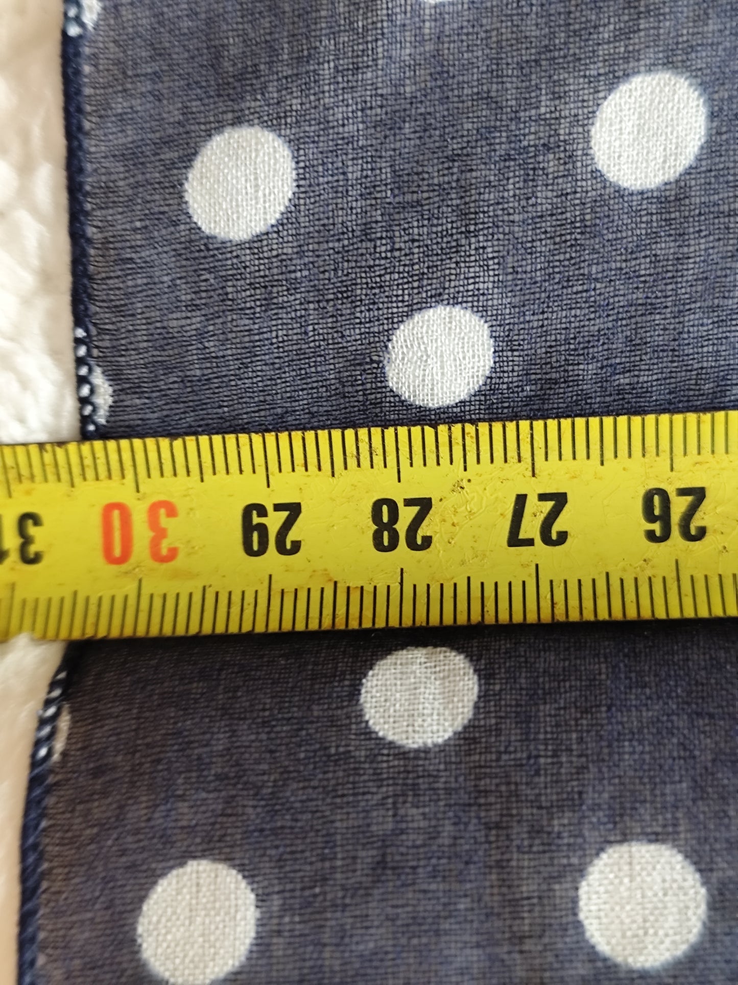 Foulard bleu marine à pois blancs – 134 cm