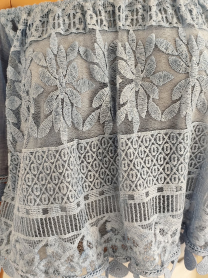 Haut bleu  – broderies ajourées – Taille 36 à 40