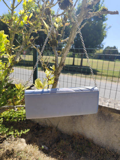 Pochette de cérémonie argentée en satin rigide