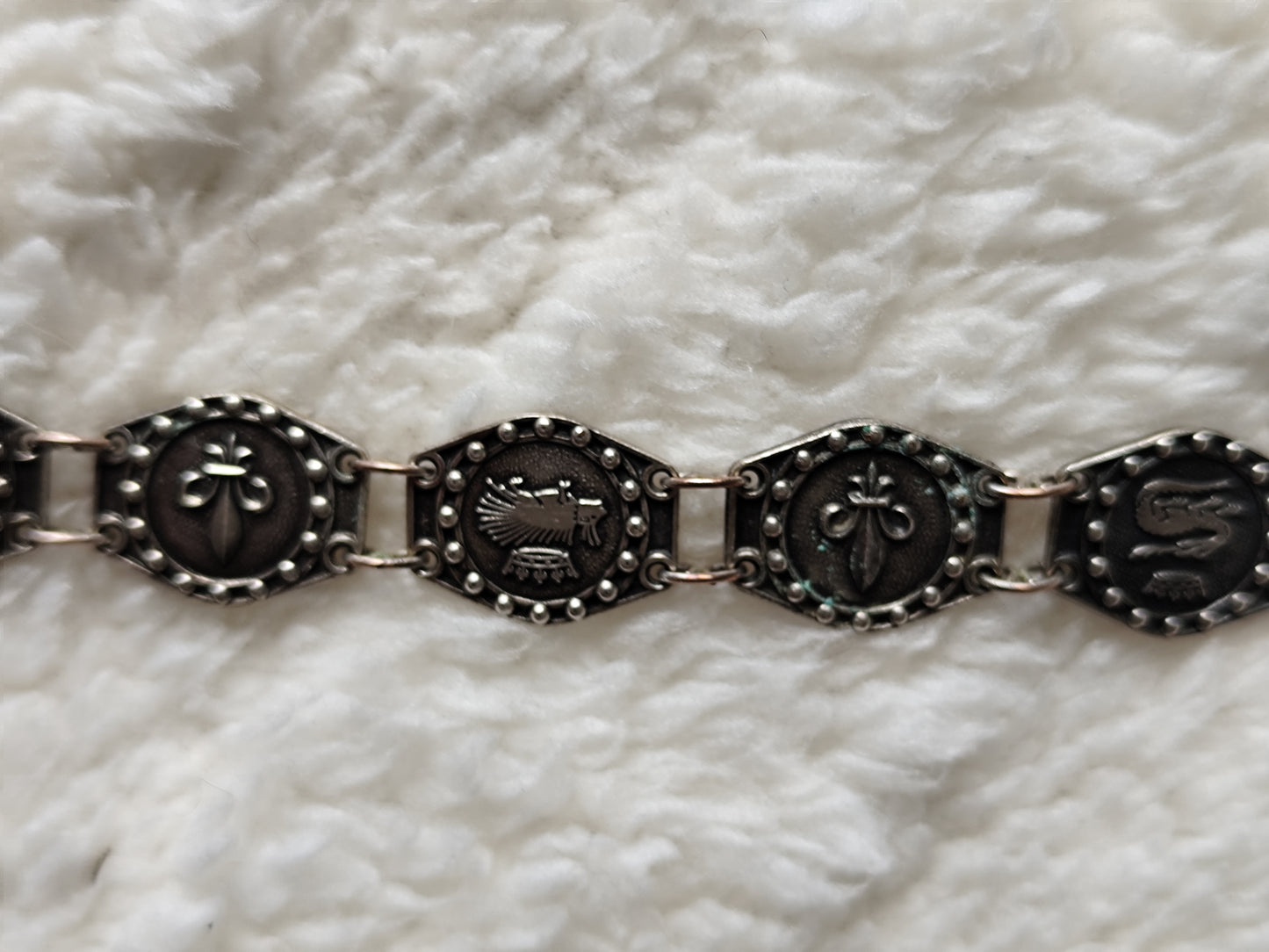 Bracelet Médaillons Armoiries de Blois Argenté Vintage – Héritage & élégance
