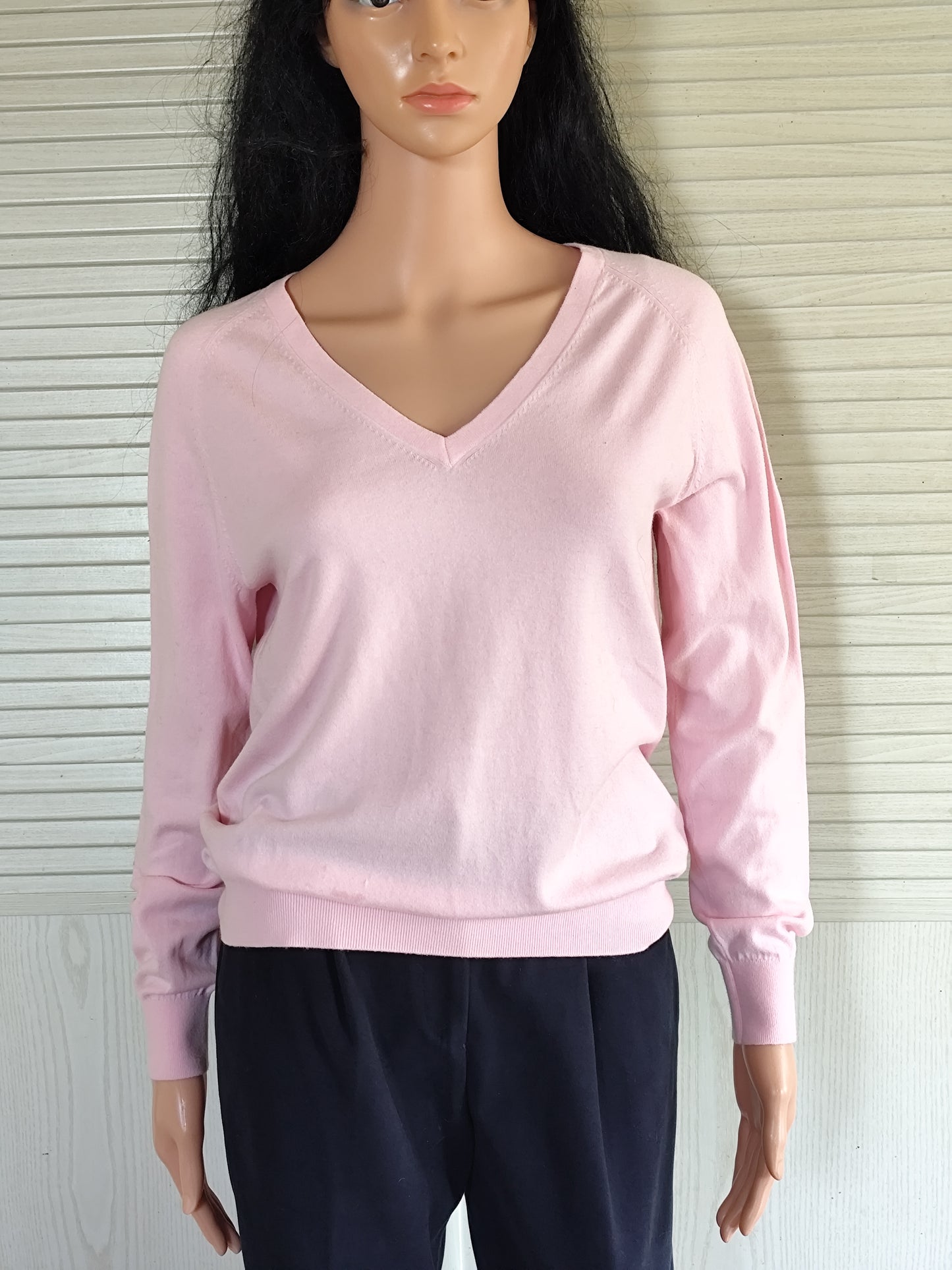 Pull River Woods rose col V avec motif papillon en strass au dos - Taille 38