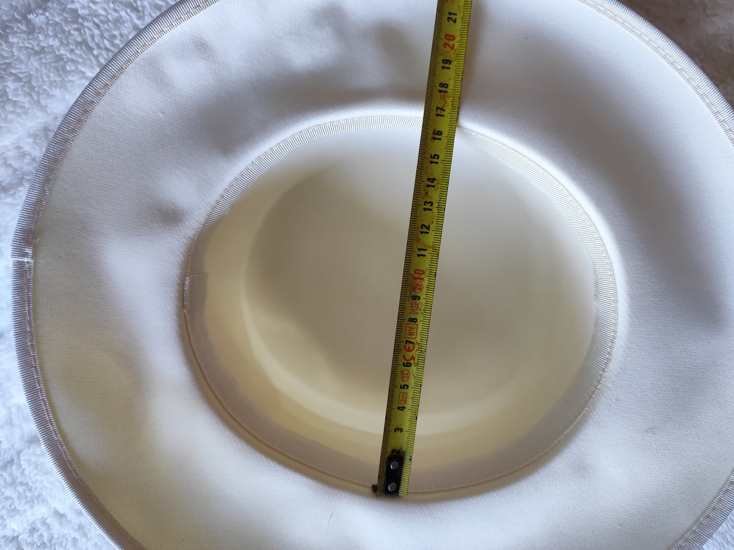 Chapeau de cérémonie vintage ivoire – bord large & fleur