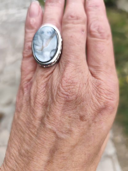 Bague vintage ovale marbrée – strass latéraux