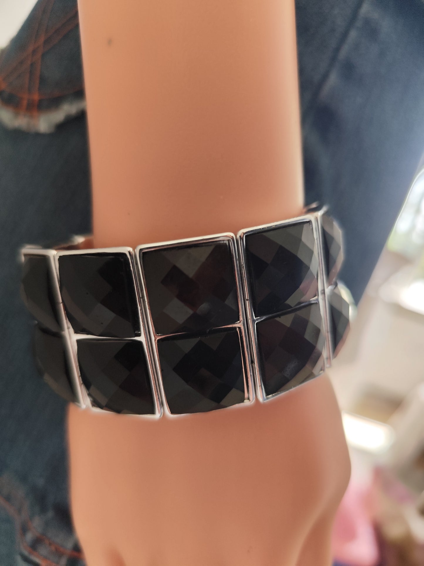 Bracelet chunky noir facetté – effet bijou couture